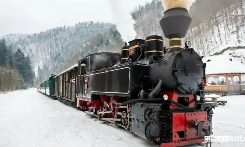 Locomotiva a vapore della Transiberiana d'Italia sotto la neve