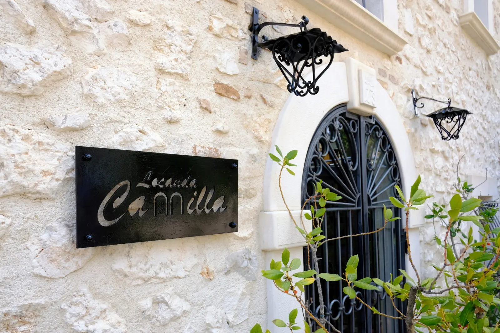 Insegna in ferro battuto della Locanda Camilla