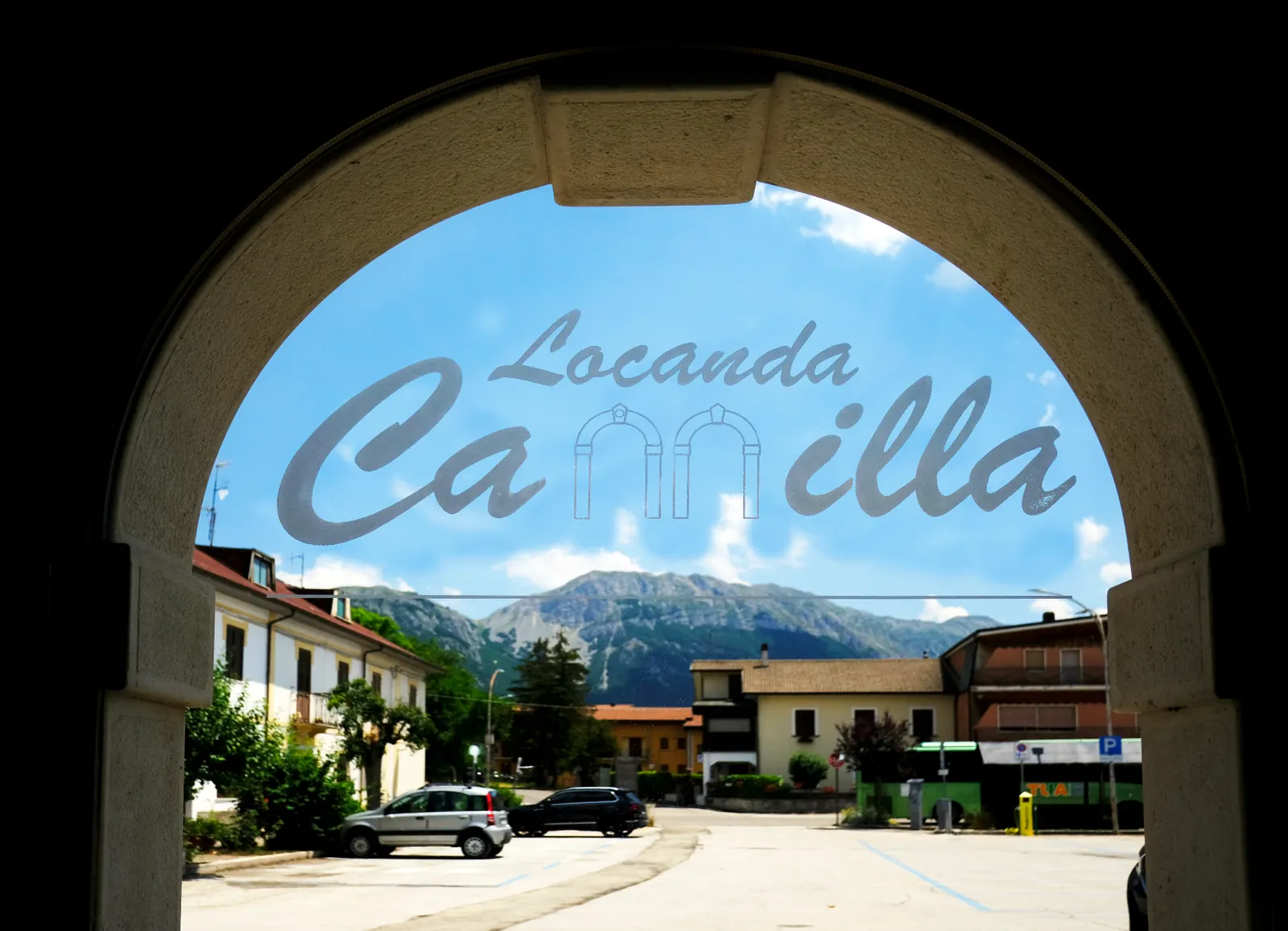 L'arco d'ingresso della Locanda Camilla incornicia la Majella