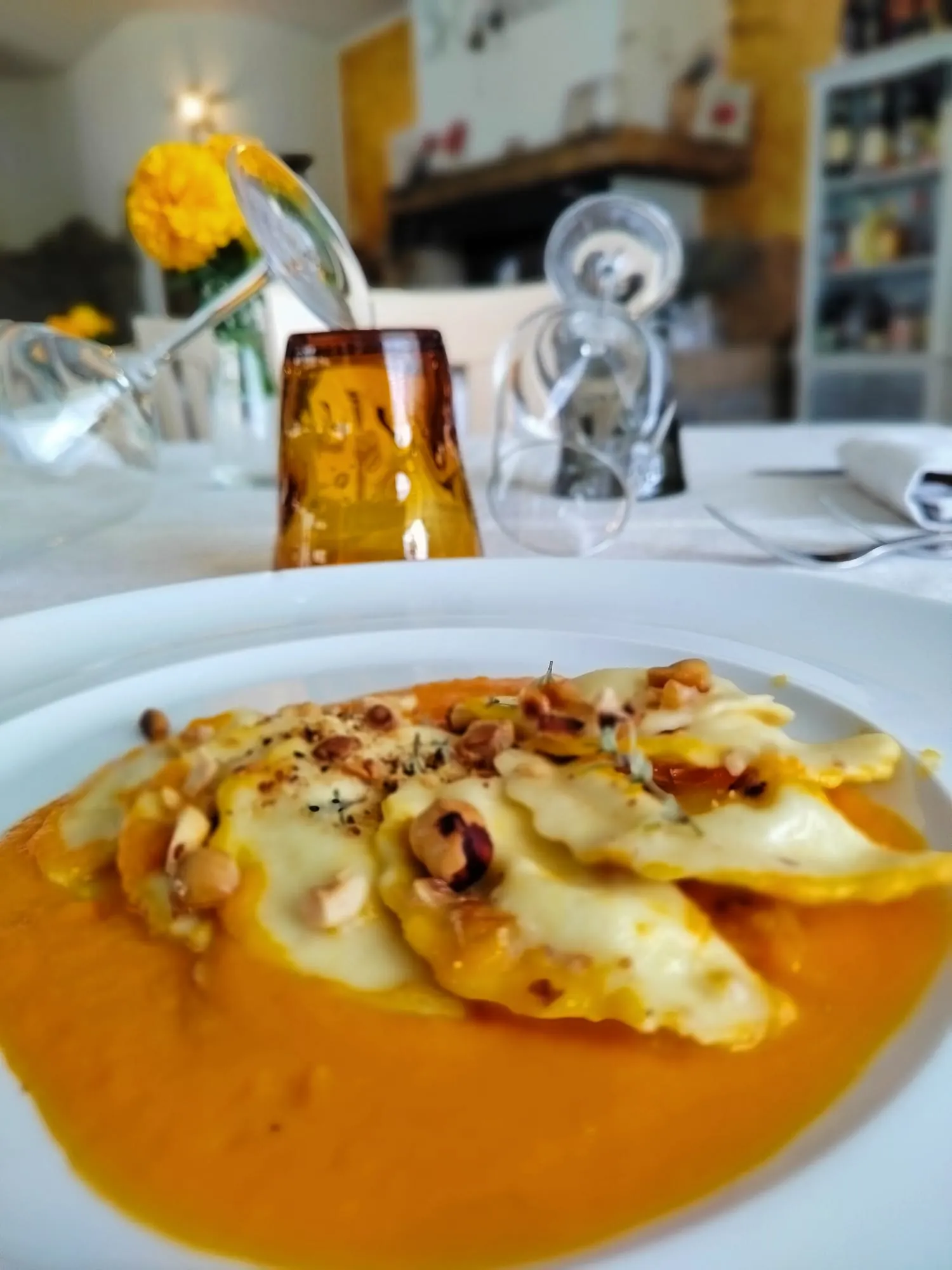 Ravioli con crema di zucca e nocciole